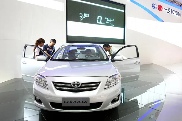 Látogatók Nézd Meg Toyota Corolla Során Egy Auto Show Ban — Stock Fotó