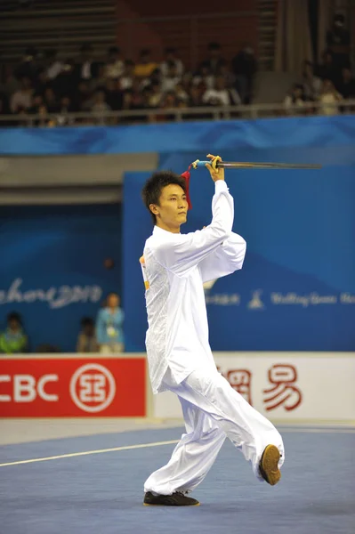 Chinas Yanan Gareggia Negli Uomini Wushu Taijijian Sedicesimi Giochi Asiatici — Foto Stock