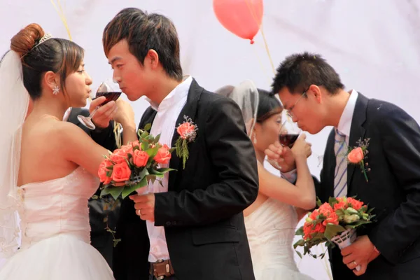 Paare Chinesischer Frischvermählter Trinken Wein Bei Einer Kollektiven Hochzeit Der — Stockfoto