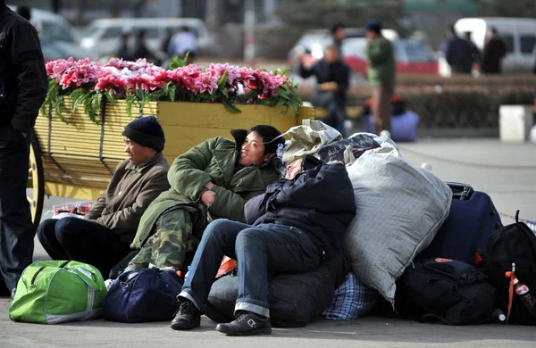 2009 日北西の中国山西省太原市の太原駅での荷物の残りの部分中国の出稼ぎ労働者 — ストック写真