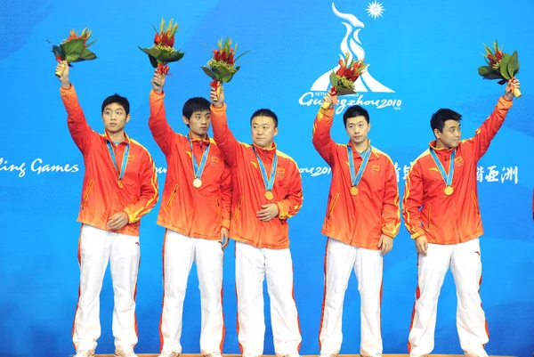 Team China Juhlii Kultamitalia Palkintojenjakotilaisuudessa Pöytätennisjoukkueen Finaalissa Guangzhoun Kaupungissa Etelä — kuvapankkivalokuva