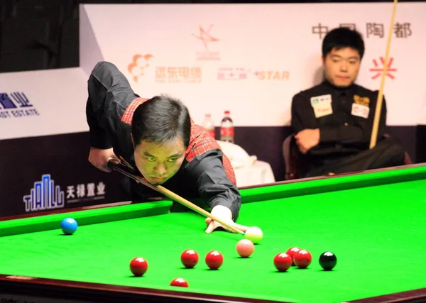 Jugador Billar Chino Tang Jun Apunta Mientras Compite Contra Estrella — Foto de Stock