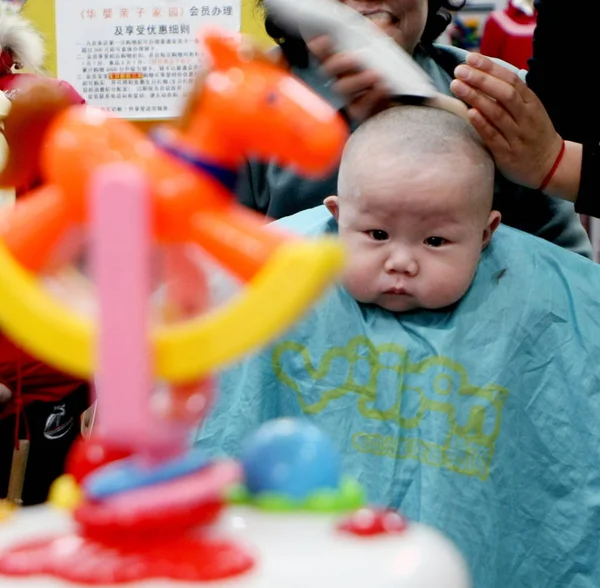 Frisör Klipper Childs Hår Barn Frisörsalong Huaibei Östra Chinas Anhui — Stockfoto