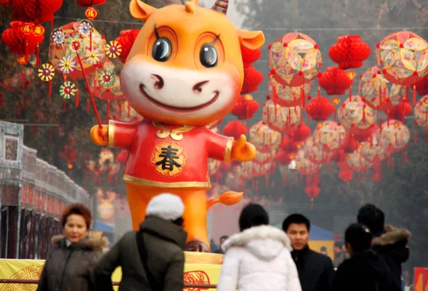 2009年1月21日 在北京举行的庆祝即将到来的中国农历新年春节的地坛庙会上 人们走过灯笼和装饰品 — 图库照片