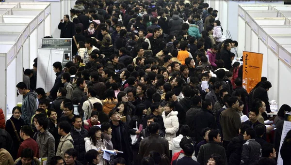 2009年2月7日星期六 在中国江苏省南京市举行的招聘会上 中国求职者蜂拥而至 — 图库照片