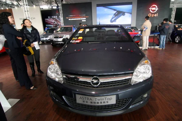 Κινέζοι Επισκέπτες Δείχνουν Μια Σουίτα Opel Astra Twin Κατά Διάρκεια — Φωτογραφία Αρχείου