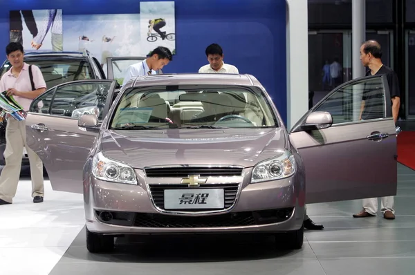 Bezoekers Kijken Naar Een Chevrolet Auto Tijdens Een Tentoonstelling Shanghai — Stockfoto