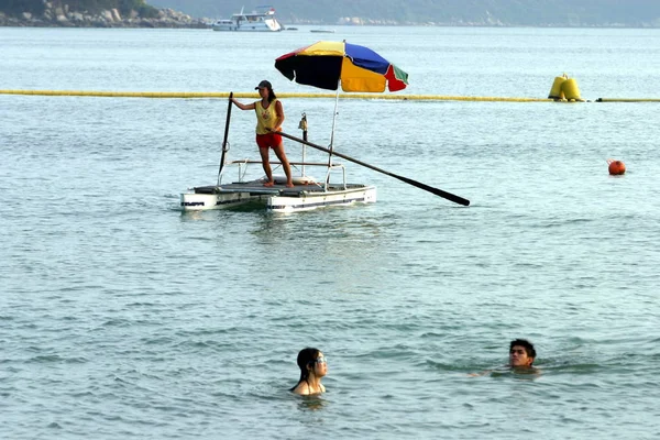 Salvavidas Observa Turistas Nadando Mar Costa Isla Lamma Hong Kong — Foto de Stock