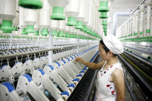 Čínská Továrna Průmyslové Zaměstnance Kontroluje Nit Otáčející Stroji Textilním Závodě — Stock fotografie