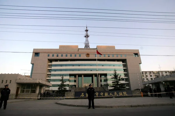 Polícia Chinesa Mantém Guardas Fora Tribunal Popular Intermediário Shijiazhuang Onde — Fotografia de Stock