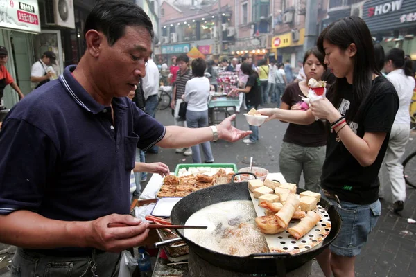 Bir Müşteri Wujiang Road Üzerinde Aperatifler Satın Alır Şangay Çin — Stok fotoğraf