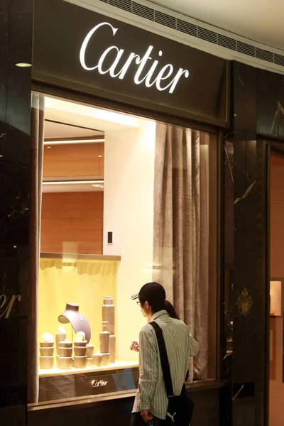 Deux Citoyens Chinois Regardent Des Bijoux Devant Magasin Cartier Dans — Photo