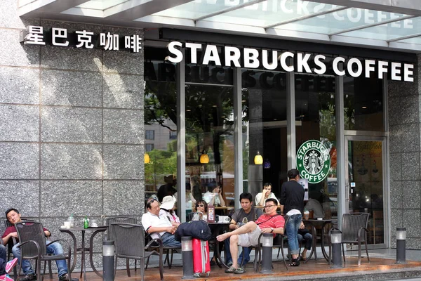 Yerel Sakinleri Şangay Çin Mayıs 2010 Bir Starbucks Kahve Dışında — Stok fotoğraf