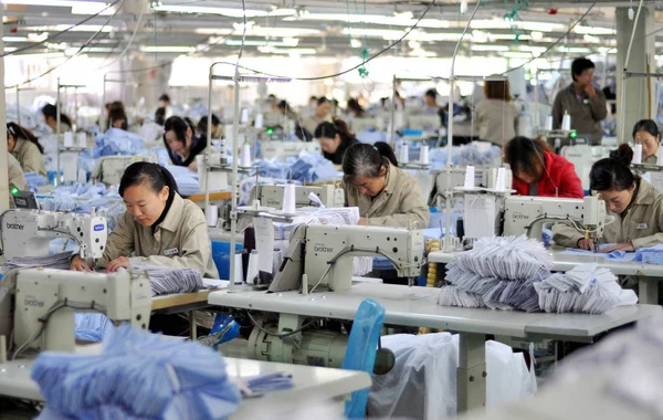Китайские Рабочие Производят Рубашки Швейной Фабрике Компании Qingdao Hoston Garments — стоковое фото