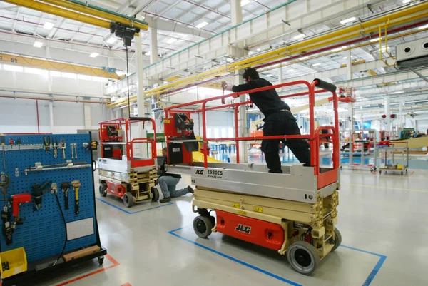 Pracownicy Montują Dźwigi Zakładzie Oshkosh Jlg Tianjin Equipment Technology Ltd — Zdjęcie stockowe