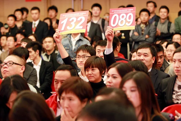 中国の参加者は 2010年11月8日 北京でCctv 2011プライムタイムオークション中に入札しました — ストック写真