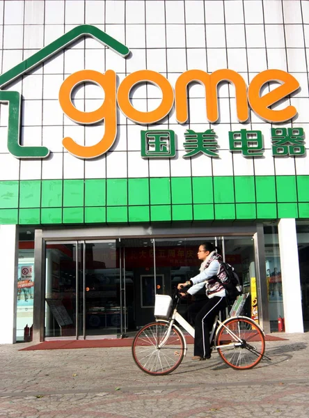 Ciclista Chino Pasa Por Una Tienda Electrodomésticos Gome Beijing China — Foto de Stock