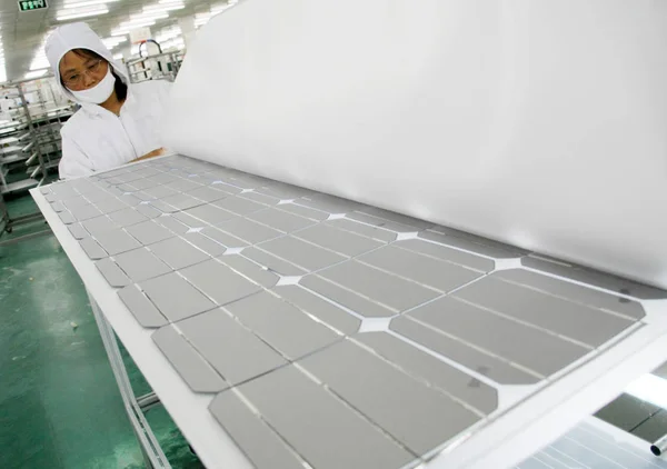 노동자 Eoplly 새로운 에너지 2010 공장에서 패널의 태양광 — 스톡 사진