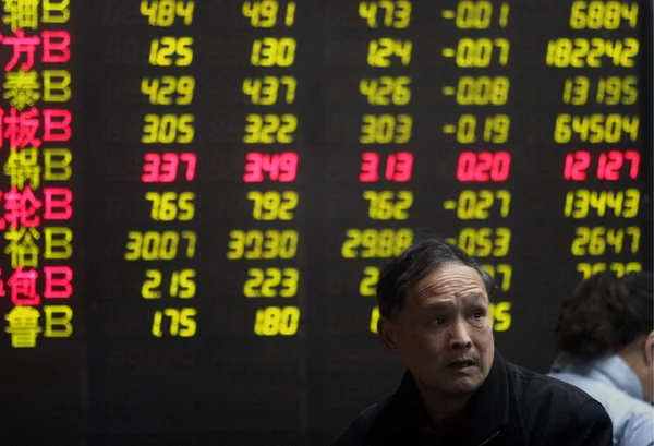 Китайський Інвестора Відчуває Сумно Перед Рада Показані Ціни Акцій Червоний — стокове фото