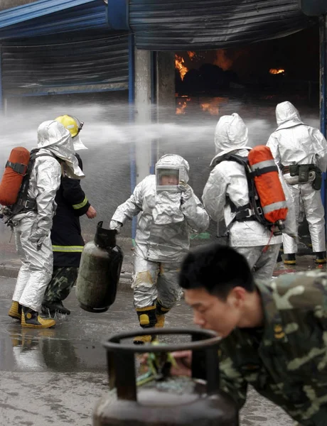 Kínai Tűzoltók Próbálja Eloltani Tüzet Egy Lpg Tartály Tároló Állomás — Stock Fotó