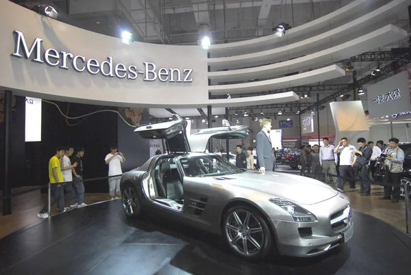 Visitantes Olham Para Carro Mercedes Benz Durante Show Automóveis Cidade — Fotografia de Stock