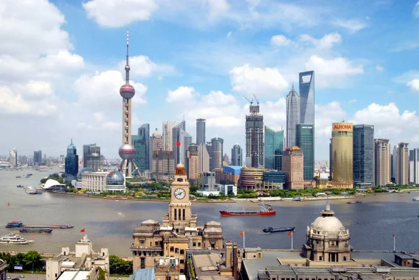 黄浦江和陆家嘴金融区的城市景观 左有东方明珠电视塔 右侧第二高的金茂大厦 右侧最高的上海世界金融中心 以及其他摩天大楼和高楼 — 图库照片