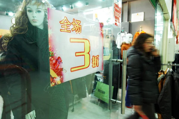 Compradores Chinos Compran Prendas Descuento Una Tienda Ciudad Jinan Provincia —  Fotos de Stock