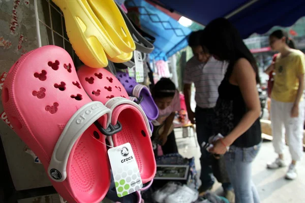 Fake Crocs Shoes Seen Sale Market Shanghai China August 2008 — Stock Photo, Image