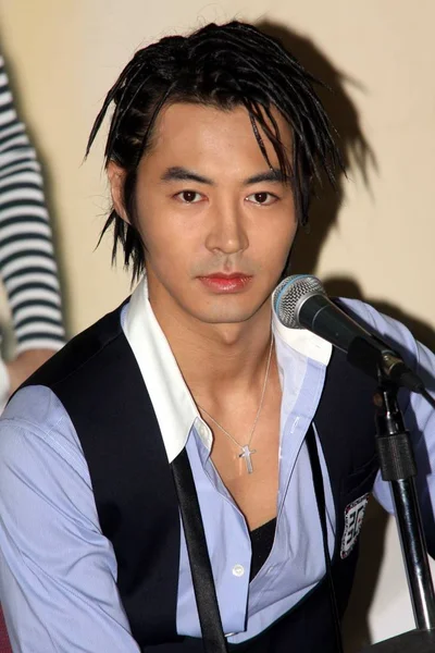 韓国歌手チョンジンが 2009 中国での彼のソロ コンサートの前に記者会見中にポーズします — ストック写真