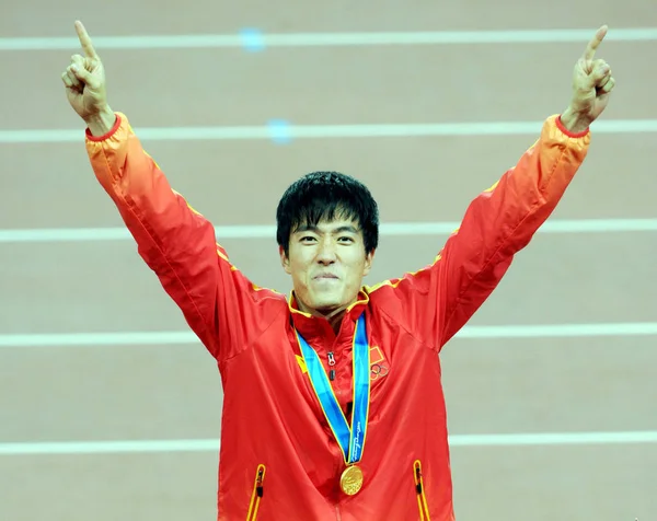 Guldmedaljevinder Liu Xiang Kina Fejrer Podiet Prisoverrækkelsen Herre 110M Forhindringer - Stock-foto