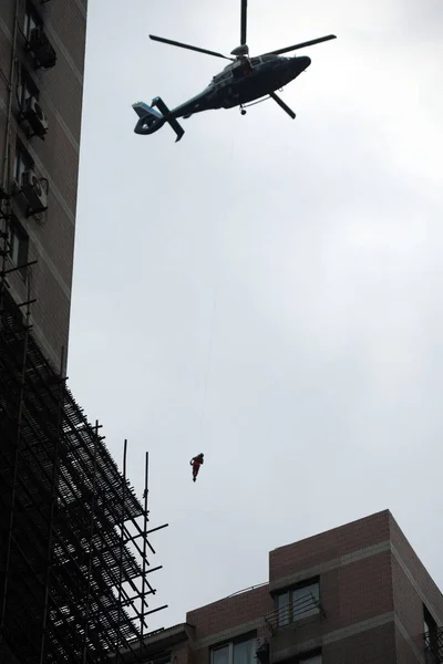 Egy Kínai Megmentő Próbál Leszáll Egy Helikopter Hogy Megmentsék Lakosok — Stock Fotó