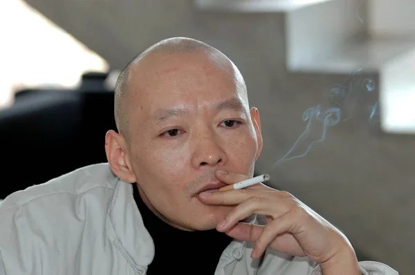 Undated Photo Shows Chinese Artist Yue Minjun Interview His Studio — Stock Photo, Image