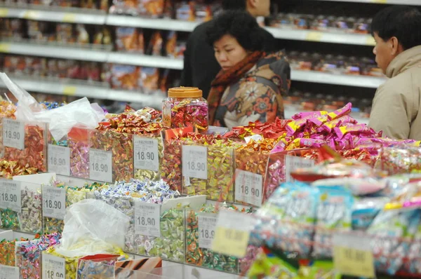 Compradores Chinos Compran Caramelos Supermercado Shanghái China Enero 2009 — Foto de Stock