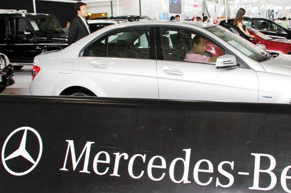 Visitantes Chineses Olham Experimentam Carros Mercedes Benz Durante Show Automóveis — Fotografia de Stock