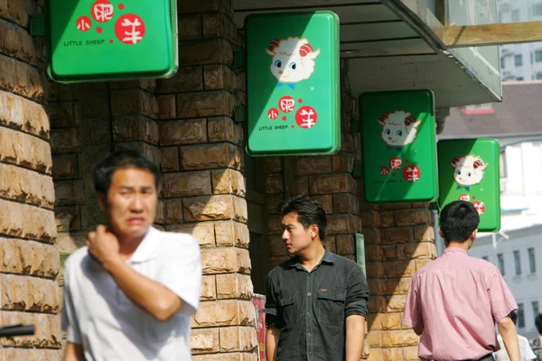 2006年8月18日 中国男子走过中国上海一家小羊火锅连锁餐厅 — 图库照片