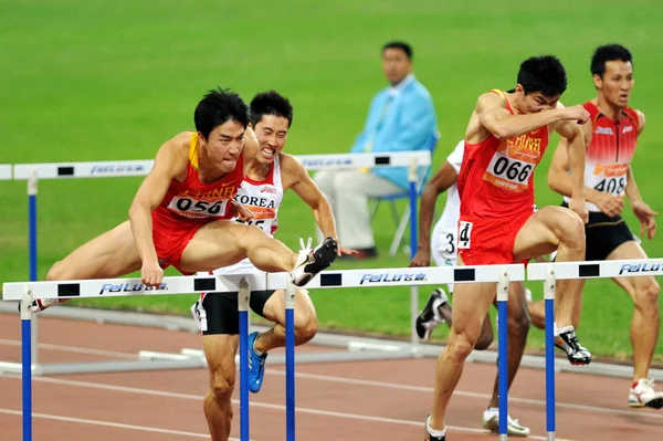 2010年11月24日 在中国南方广东省广州市举行的第1 6届亚运会上 中国的跨栏运动员刘翔离开 在男子110米栏决赛中扫清了障碍 — 图库照片