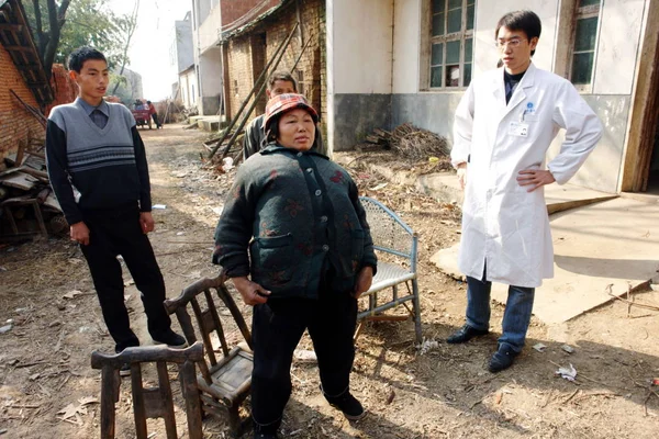 Kinesisk Läkare Tittar Minggui Mitten Och Hennes Åriga Son Wang — Stockfoto