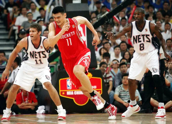 Yao Ming Mitte Der Houston Raketen Läuft Durch Brook Lopez — Stockfoto