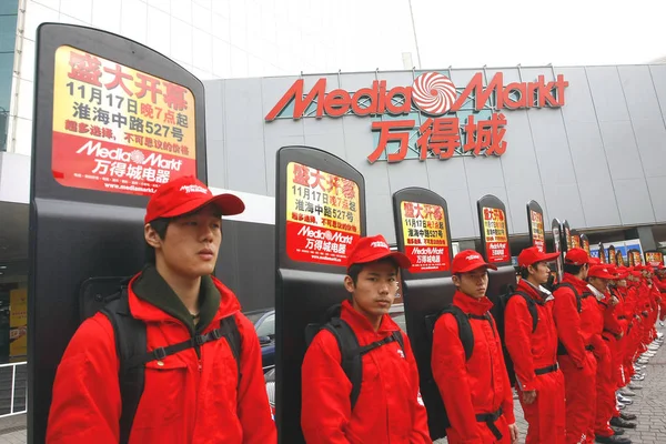 Chinese Medewerkers Met Reclame Hun Rug Bereiden Zich Voor Opening — Stockfoto