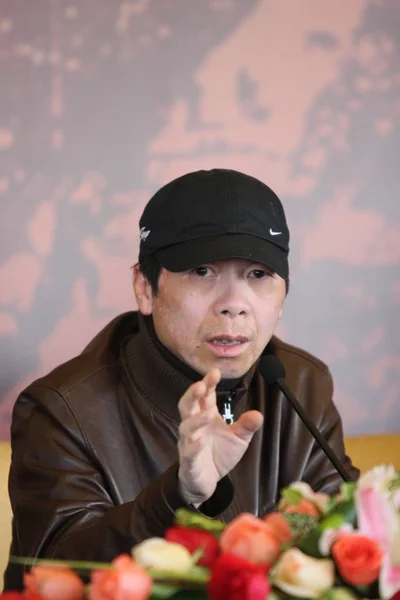 Kinesiska Filmregissören Feng Xiaogang Talar Presskonferens För Sin Nya Film — Stockfoto