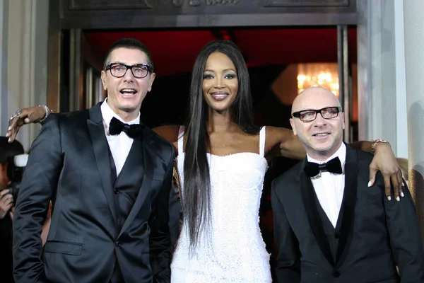 Top Model Naomi Campbell Centro Posa Tra Gli Stilisti Stefano — Foto Stock