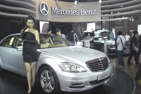 Model Poses Mercedes Benz 350L Auto Show Qingdao City East — Stock Photo, Image