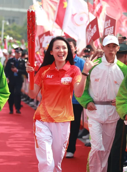 Die Chinesische Schauspielerin Zhang Ziyi Links Läuft Beim Fackellauf Für — Stockfoto