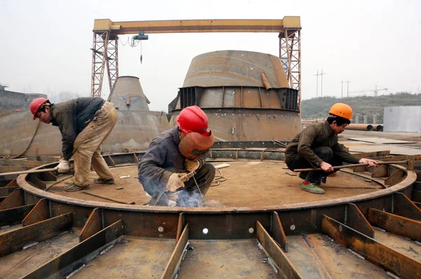 Trabajadores Construcción Chinos Construyen Una Estructura Acero Sitio Construcción Planta — Foto de Stock