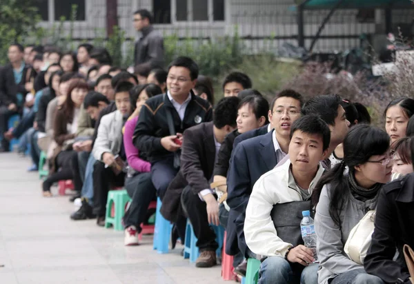 Jovens Casais Chineses Fazem Fila Fora Escritório Registro Casamento Cidade — Fotografia de Stock