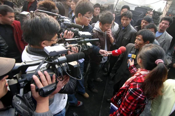 2008年12月18日 在中国中部的湖南省连源市 一名从煤矿爆炸中幸存的工人被记者包围 — 图库照片