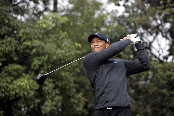 Golfista Norte Americano Tiger Woods Acerta Uma Bola Durante Rodada — Fotografia de Stock