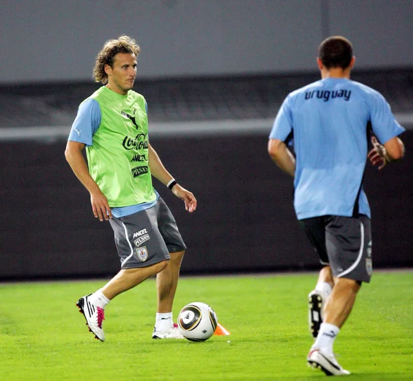 Urugwajski Piłkarz Diego Forlan Lewo Jego Koledzy Drużyny Praktyki Podczas — Zdjęcie stockowe