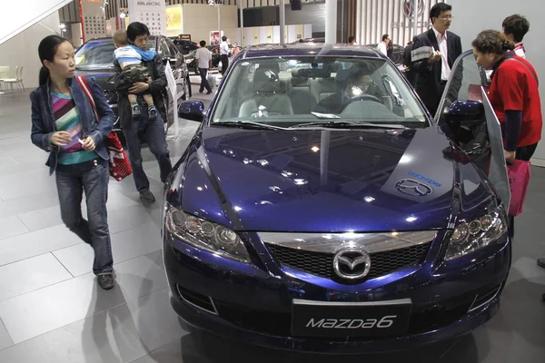 Cumpărătorii Chinezi Mașini Uită Mașină Mazda Timpul Unui Spectacol Auto — Fotografie, imagine de stoc