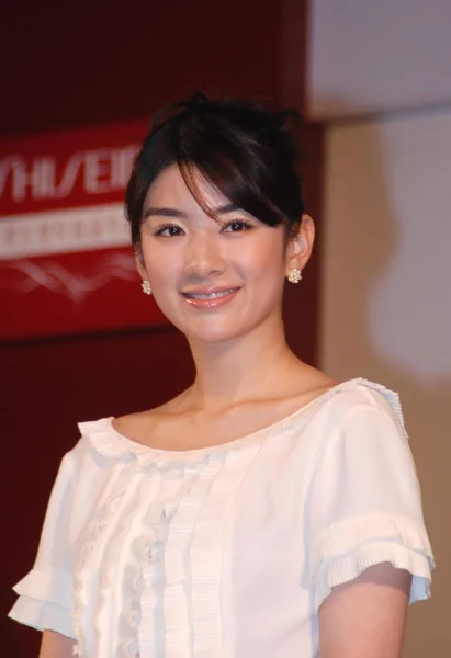2009年2月16日 中国女星黄毅在上海为资生堂举办的促销活动中摆姿势 — 图库照片